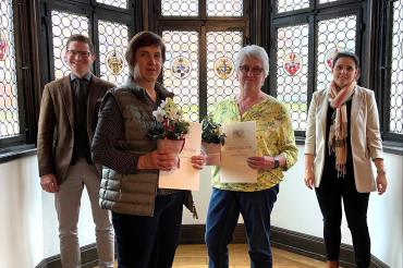 Anita Pflanz und Hannelore Kern werden für 25 Jahre im öffentlichen Dienst geehrt.
