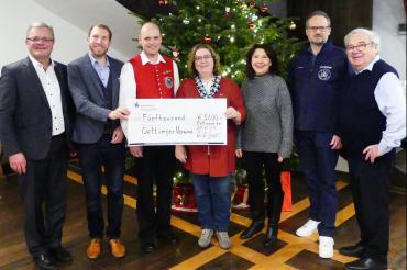 Das Bild zeigt von links Gebietsdirektor Erich Meyer von der Sparkasse Donauwörth, Erster Bürgermeister Thomas Heydecker, Jürgen Greß (Blaskapelle Lehmingen), Doris Thalhofer und Ulla Hopf (Freundeskreis Oettingen-Rochechouart), Thomas Frenz (Sängerverein 1861 Oettingen) und Ernst Christ (Obst- und Gartenbauverein). 