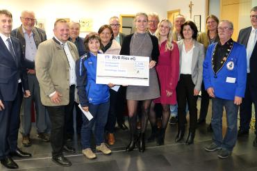 IIm Bild zu sehen die Amerdinger Vereinsspende