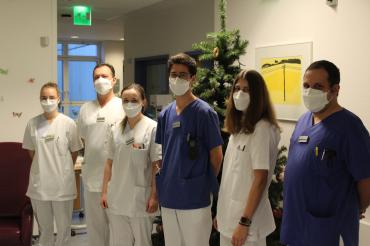 Lisa Eberle (3. v. l.) mit einem Teil der Pflegekräfte und Ärzte der Corona-Station 6.