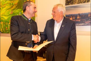 Wirtschaftsminister Aiwanger überreicht die Auszeichnung an den Gastronomen Ulrich Max Großmann 