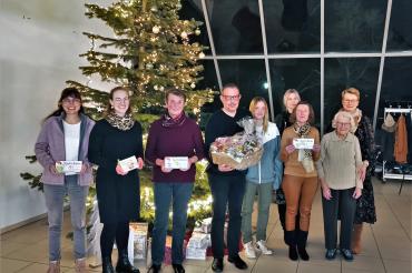 Frau Maria Habermeyer, Frau Luise Fischer , Frau Josefine Stöckl, Ehemann und Tochter als Vertretung der Siegerin Frau Vanessa von Holdt-Szepessy von Negyes, Frau Krystyna Wojnicka (Pflegedienstleitung), Frau Martina Mittel, Frau Charlotte Hofgärtner (Mitglied der Jury) und Frau Ulrike Wurm (Einrichtungsleitung)