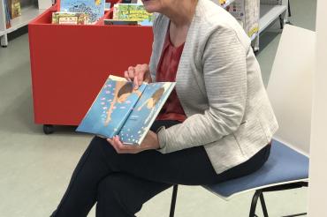 Das Bild zeigt die stellvertretende Landrätin Frau Ursula Kneißl-Eder beim Vorlesenachmittag 