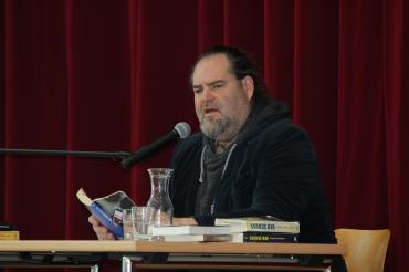 Autor Christian Linker fesselte die Schüler der neunten Jahrgangsstufe des THG Nördlingen in der Lesung zu seinem Roman "Blitzlichtgewitter". 