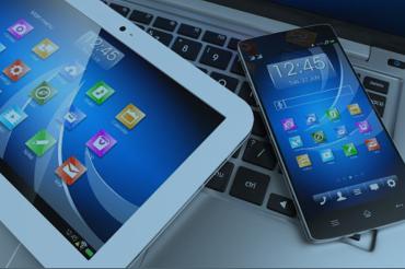 im Bild ist ein Tablett und ein Handy zu sehen.