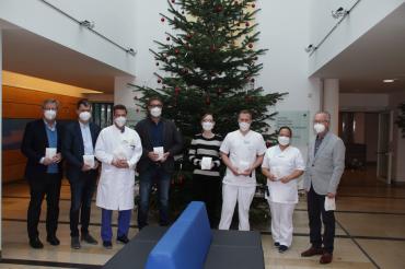 v.l.: Schriftführer des Freundeskreises Peter Schiele, 1. Vorsitzender Dr. Gerhard Hobelsberger, Prof. Dr. med. Bernhard Kuch (Direktor der Klinik für Innere Medizin und Ärztlicher Direktor), Bernd Meyr (Pflegedienstleitung), Sandra Frey (Verwaltungsleitung), Michael Kaiser (Leitung Notaufnahme), Marlyn Fischer-Brown (Stationsleitung 2A und 2B) und den 2. Vorsitzenden Ulrich Seidel.