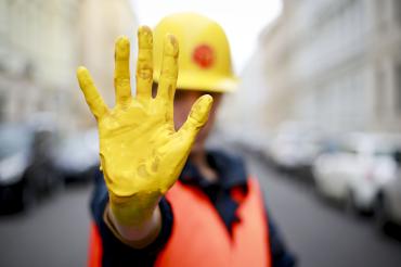Rote Karte im Fußball – „Gelbe Hand“ im Betrieb. Beim gleichnamigen Wettbewerb sollen Azubis und Berufsschüler aus dem Kreis Donau-Ries mitmachen, die ein eigenes Projekt gegen Rassismus und für ein solidarisches Miteinander auf die Beine gestellt haben.