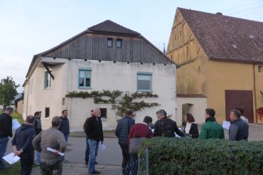 Der Gemeinderat und Vertreter der Planungsbüros bei der Ortsbegehung vor historischer Stätte: Das vormalige Haus der Klosterjäger und spätere Schulhaus; rechts im Bild: Der gotische Giebel der früheren Klostermühle von Auhausen.