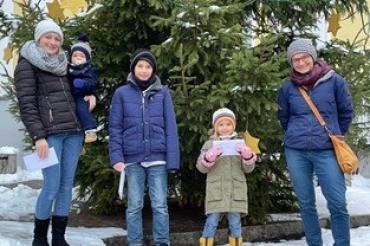 Die Vereinsvorsitzende Frau Cathrin Baumann, freute sich sehr, die Kinder Emma, Lukas und Noah noch vor Weihnachten zu treffen, um die Gutscheine persönlich zu übereichen.  