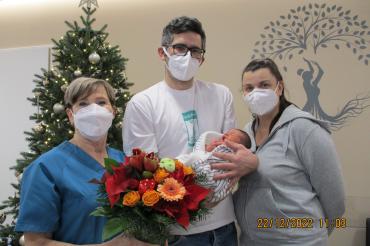 Die glücklichen Eltern Hermine und Erdogan Sari mit ihrem Sohn. 