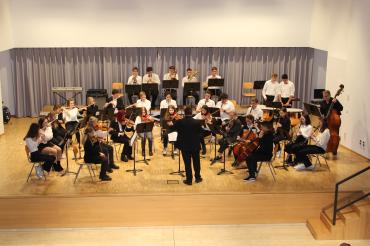 Das Orchester unter der Leitung von Andras Nagl versetzte das Publikum in eine winterlich-weihnachtliche Stimmung. 