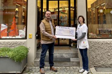 Spendenübergabe für die Einhorn Apotheke.