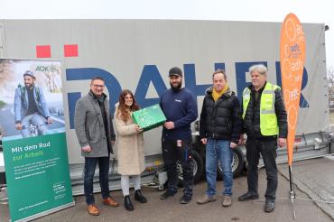 Michael Wender (Mitte) freut sich sehr über seinen Gewinn. Übergeben wurde ihm dieser von Alexander Wolfinger (links), Radverkehrsbeauftragter des Landkreises, Verena Stegmeier (2.v.l.) von der AOK Donau-Ries sowie von der Vorstandschaft des ADFC Donau-Ries Johannes Thum (rechts) und Steffen Reddel (2.v.r.).