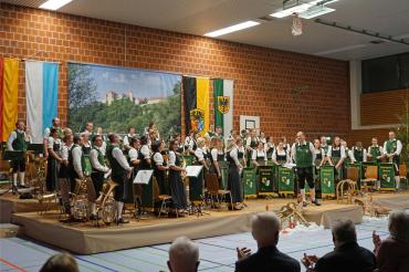Das Bild zeigt die Musikerinnen und Musiker der Stadtkapelle Harburg beim Jahresabschlusskonzert.