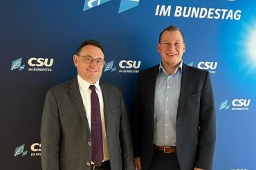 Florian Oßwald (rechts) aus Holzheim nahm beim Know-how-Transfer der Wirtschaftsjunioren Deutschland mit dem Deutschen Bundestag teil. Während einer Sitzungswoche begleitete er Bundestagsabgeordneten Ulrich Lange. 