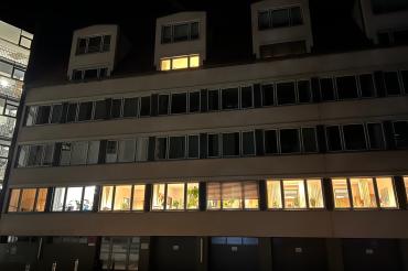 Das Bild zeigt erhellte Fenster des Donauwörther Landratsamtes. 