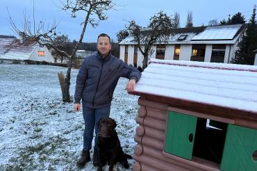 Marco Falch auf seinem Bauplatz in Ebermergen. Vorerst findet hier nur das Spielhaus der Kinder Platz
