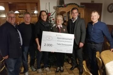 Neureiter Helmut und Kleebaur Bruno, Strobel Andrea und Bauer Maria , Jürgen Sorré und Leo Anzenhofer bei der Spendenübergabe an die Tafel.