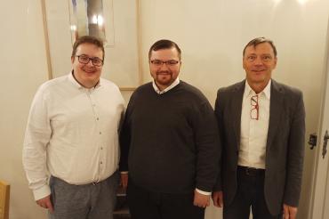 Das Bild zeigt Oliver-Michael Fischer, Tim Pascal Ludwig und Dr. Mark Tanner im „Schlössle“.