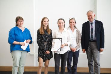 Anna Fischer (zweite von links) und Franziska Eßmann (dritte von links) bei der Preisverleihung im Bayerischen Landtag.