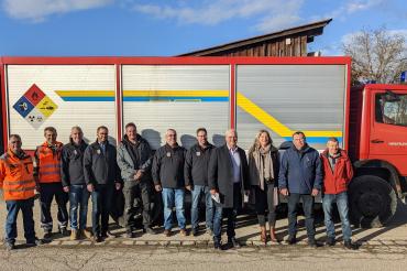 Das Bild zeigt Rains Bürgermeister Karl Rehm (vierter von rechts) bei der Übergabe des Feuerwehrautos an die beiden Fahrer Maryan und Igor (rechts), zusammen mit Vertretern der Freiwilligen Feuerwehr Rain, Bauhof Rain und dem Hilfsverein „Flüchtlingen helfen e.V.“ (Alexandra Koch, 3.v.r.)