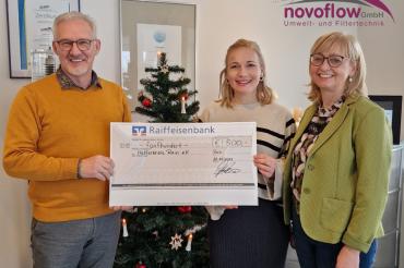 Auf dem Foto von links nach rechts: Franz Fastner (Inhaber Firma Novoflow), Julia Schmalbach und Hedwig Rehm (beide Vorsitzende des Helferkreis Rain e.V.).