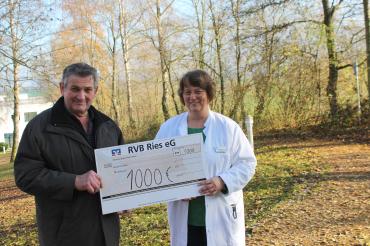 Frau Oberärztin Karolina Meixner und Herrn Helmut Husel bei der Spendenübergabe.