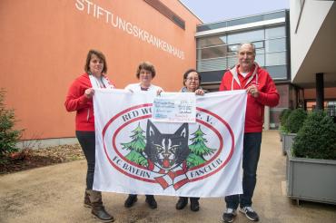 Vorstand Erhard Witt löste mit der Spende ein Versprechen ein. Er überreichte gemeinsam dem 2. Vorstand Cornelia Beck und Monika Krauß die Spende an Oberärztin Karolina Meixner.