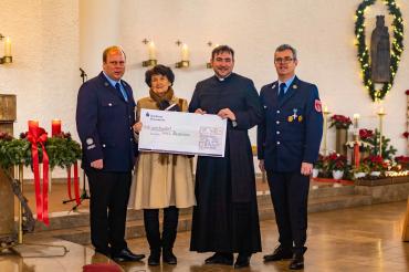 Spendenübergabe von Pfarrei und Freiwilliger Feuerwehr an die Tafel Asbach-Bäumenheim.
