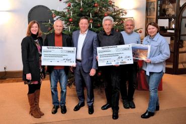 Im Bild sind die Großzügigen Spenden für Schulen in Mosambik zu sehen