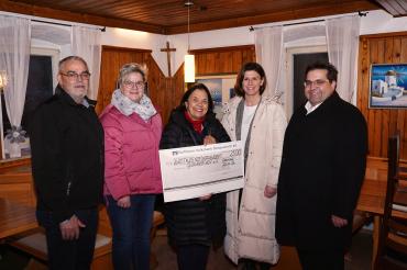 Das Bild zeigt die Spendenübergabe. 