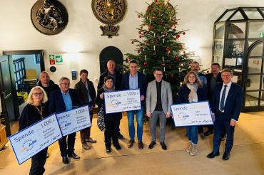 v.l.: Sabine Koloska, Alexander Joas, Werner Luther, Susanne Schaffer, Sieglinde Besel, Hans Engelbrecht (Leiter des Bezirkszentrums Nördlingen/Bopfingen), ODR-Betriebsratsvorsitzender Thorsten Häußer, Oberbürgermeister David Wittner, Susanne Vogl, Helmut Weiß, Klaus Schmidl und Landrat Stefan Rößle.