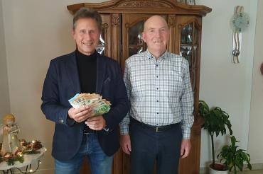 Spendenübergabe von Rudolf Stöckl an Martin Oberman, 1. Vorsitzender des Vereins „Kinder wollen leben, spielen, lachen! e.V."