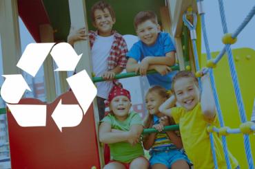 das Bild zeigt Kinder auf einem Spielplatz.