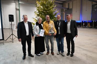 Im Bild sind Mitarbeiter der UNSINN Fahrzeugtechnik GmbH zu sehen