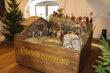 Die Weihnachtskrippe von Maria Stern ist im Altenheim St. Vinzenz ausgestellt.