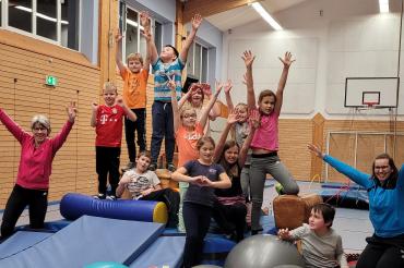 Kinder beim Sport im B+ Zentrum in Blossenau. 