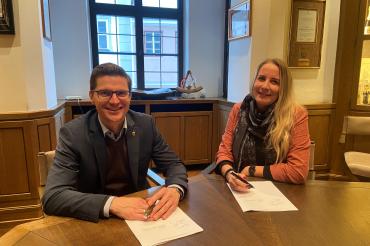 Oberbürgermeister David Wittner und Melanie Biller bei der Unterzeichnung des Mietvertrags für die Alte Schranne.