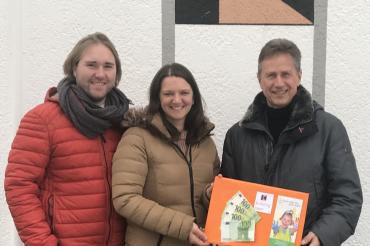 ImBild zu sehen ist die Spendenübergabe an Kinder wollen leben, spielen. lachen! e.V.