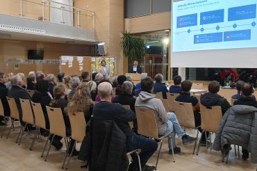 Im Rahmen der Abschluss-Veranstaltung präsentierte die Forschungsstelle für Energiewirtschaft (FfE) in der Aula der Grund- und Mittelschule vor zahlreichen Interessierten das Ergebnis der CO-2 Bilanz für Oettingen.