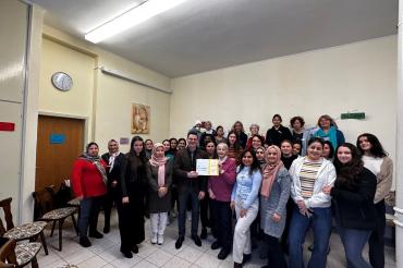 Friedrun Meyer übergibt die Wünsche und Anliegen des Interkulturellen Frauencafés Nördlingen an Oberbürgermeister David Wittner.