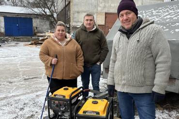 Das Destilla-Partnerunternehmen Factoria aus der Ukraine freut sich über die ersten beiden Stromgeneratoren.