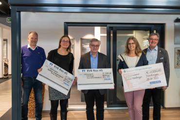 Die Spendenübergabe bei Eisen-Fischer in Nördlingen für soziale Projekte.