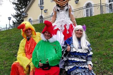 Johannes Müller, Andrea Haslacher, Marianne Scherer und Margot Megele (von links) von der aktion hoffnung freuen sich auf den Start der Faschingsmärkte und präsentieren die bunte Vielfalt an Secondhand-Faschingskostümen.  