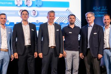 Bekanntgabe der Erweiterung des Führungsteams bei den Kutzschbach-Partnertagen im Juli 2022 v.l.n.r.: Thomas Kutzschbach (Geschäftsführer), Tobias Schiffelholz (Prokurist), Andreas Fischer (Prokurist), Ralf Lindner (Kaufmännischer Leiter), Frank Kutzschbach (Geschäftsführer), Frank Söder (Geschäftsführer)