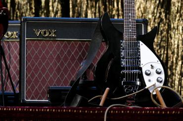 Eine schwarze E-Gitarre mit Verstärker.