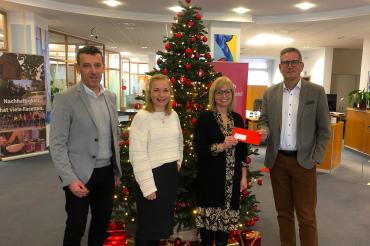 Rupert Heckel (Stiftung Stadtsparkasse Rain am Lech), Julia Schmalbach und Hedwig Rehm (beide Helferkreis Rain e.V.) und Nils Niermann (Vorstand Sparkasse Neuburg-Rain).