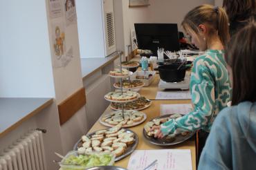 Beim römischen Nachmittag des Theodor-Heuss-Gymnasiums Nördlingen fand das Buffet mit römischen Leckereien großen Anklang.