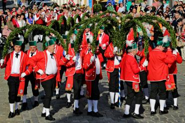Bestandteil der Vorstellung sind verschiedene Tanzelemente: „Schlange", "Laube“, "Kreuz", die beeindruckende „Krone“ und zum Abschluss das „Changieren“.