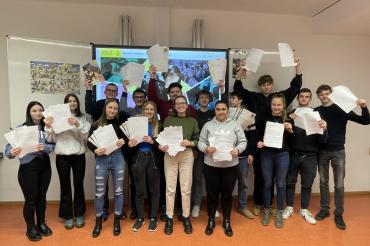 Der Deutschkurs d5 der Q12 hat ebenfalls am Amnesty-Briefmarathon teilgenommen und sich mit etlichen handgeschriebenen sowie vorgedruckten Briefen für das Schicksal von dreizehn Menschen eingesetzt.